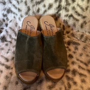 Gairro handmaiden in span green sued open toed heels new never used